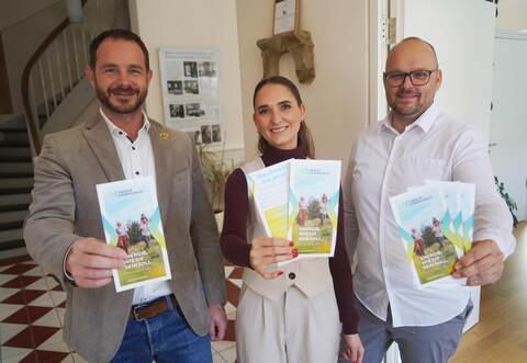 Aufsichtsratsvorsitzender Thomas Maag freut sich mit den Geschäftsführern Kim Jung und Alexander Giek (von links) über den Start der neuen Energiegesellschaft.