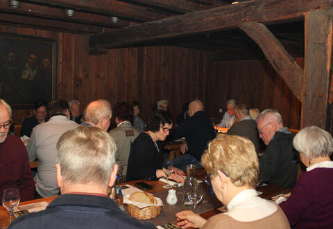 Bei offenem Feuer präsentiert Maulbronns Stadtarchivar Martin Ehlers am Freitagabend im früheren Eselstall des Klosters stimmungsvoll passende Literatur rund um das Maulbronner Kloster.