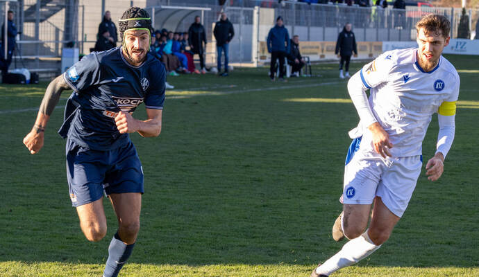 Weit weg von der Form der ersten Saisonspiele: Für Dominik Salz (links) und die CfR-Akteure setzte es gegen den KSC II (rechts Marlon Dinger) eine weitere, empfindliche Heimniederlage.