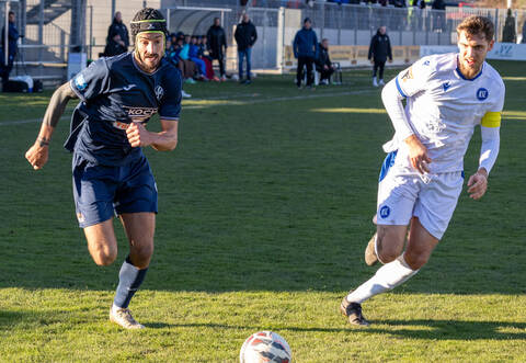 Weit weg von der Form der ersten Saisonspiele: Für Dominik Salz (links) und die CfR-Akteure setzte es gegen den KSC II (rechts Marlon Dinger) eine weitere, empfindliche Heimniederlage.