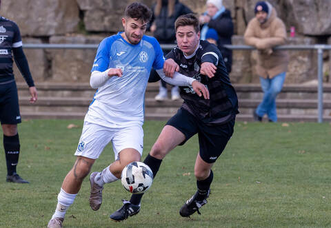 Einfach nicht zu halten: Kieselbronn (links mit Fabian Ruoff) setzte sich am Ende gegen den FC Ersingen II (hier mit Loris Palese) klar durch.