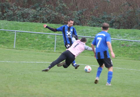 Lienzingens Torwart Robert Jung kommt vor Viktoria-Angreifer Jonathan Pfau an den Ball. Am Ende trennen sich beide Teams in einem unterhaltsamen Topspiel unentschieden mit 2:2.