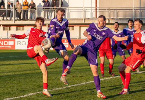 Haben viel investiert, um aber am Ende mit leeren Händen dazustehen: Nöttingens Stefan Zimmermann (2. von links) und Benedikt Fassler (daneben).