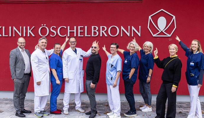 Fabian Bunzel (Erster von links) und Maria Wert (Zweite von rechts) und die Mitarbeitenden aus dem ärztlichen Dienst und der Pflege freuen sich auf die gemeinsame Zusammenarbeit.