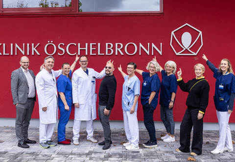 Fabian Bunzel (Erster von links) und Maria Wert (Zweite von rechts) und die Mitarbeitenden aus dem ärztlichen Dienst und der Pflege freuen sich auf die gemeinsame Zusammenarbeit.