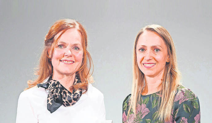 Yvonne Brückner (links) aus Unterreichenbach freut sich, als sie den Preis von Laudatorin Gordana Marsic im Porsche-Museum Stuttgart entgegennimmt.