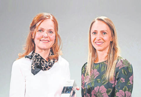 Yvonne Brückner (links) aus Unterreichenbach freut sich, als sie den Preis von Laudatorin Gordana Marsic im Porsche-Museum Stuttgart entgegennimmt.