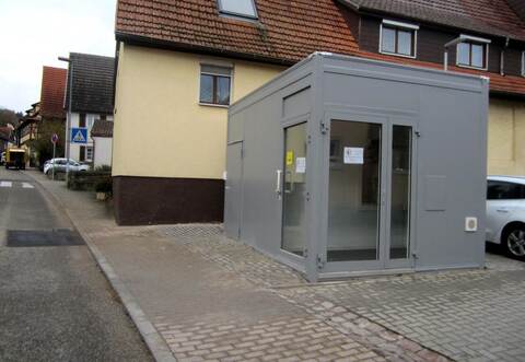 Der neue Sparkassen-Container auf dem gemeindeeigenen Grundstück beim Kindergarten in Weiler sorgt für Kritik. Doch die Lösung ist nur temporär.