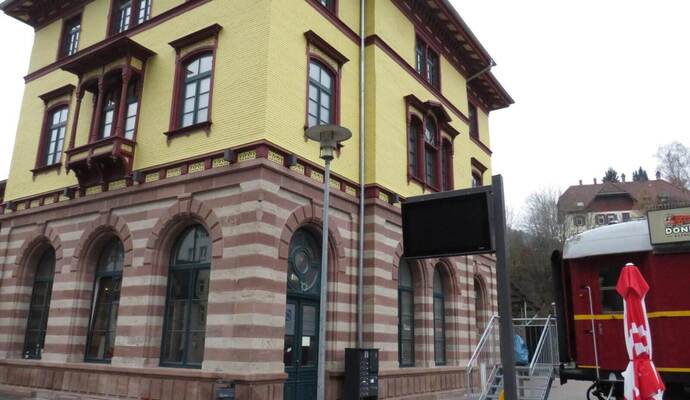 Im ersten Stock des historischen Bahnhofsgebäudes in Bad Wildbad befinden sich die acht Königsgleis Apartments.
