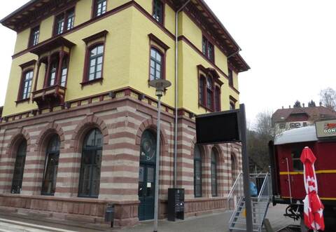 Im ersten Stock des historischen Bahnhofsgebäudes in Bad Wildbad befinden sich die acht Königsgleis Apartments.