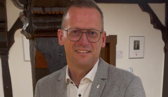 Im Eingangsbereich des Steinheimer Rathauses beantwortet Stephan Retter vor der Kamera die PZ-Fragen – stilecht mit Mühlacker-Wappen am Kragen.