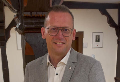 Im Eingangsbereich des Steinheimer Rathauses beantwortet Stephan Retter vor der Kamera die PZ-Fragen – stilecht mit Mühlacker-Wappen am Kragen.