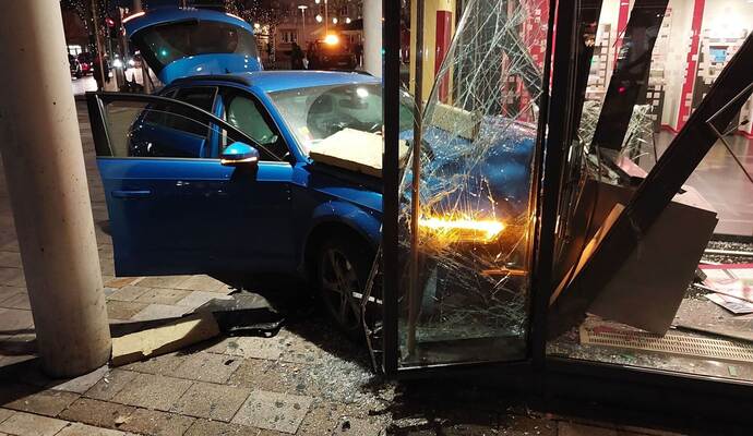 Auto durchbricht Scheibe einer Bankfiliale