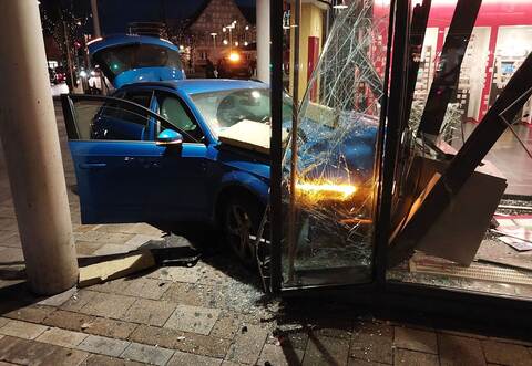 Auto durchbricht Scheibe einer Bankfiliale