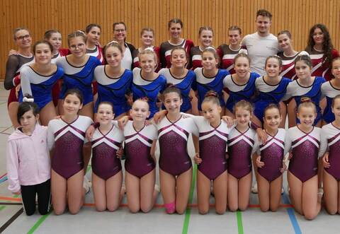 Eine große Turnerfamilie sind die drei Talentgruppen des TV Neulingen: vorne die jüngsten Turnerinnen ab circa neun Jahren, in der Mitte die SGM-Mannschaft in der Altersklasse bis 14 Jahre und hinten die Erwachsenenriege, die nicht nur selbst turnt, sondern auch fleißig als Trainerinnen agieren.