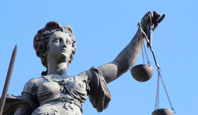 Der 81-Jährige strich dem heute 14-jährigen Mädchen Anfang Dezember 2024 in der Warteschlange von oben bis unten über den Po und wurde dafür zu einer Geldstrafe von 2100 Euro verurteilt.