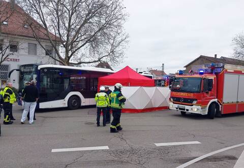 Fußgänger stirbt bei Unfall mit Linienbus