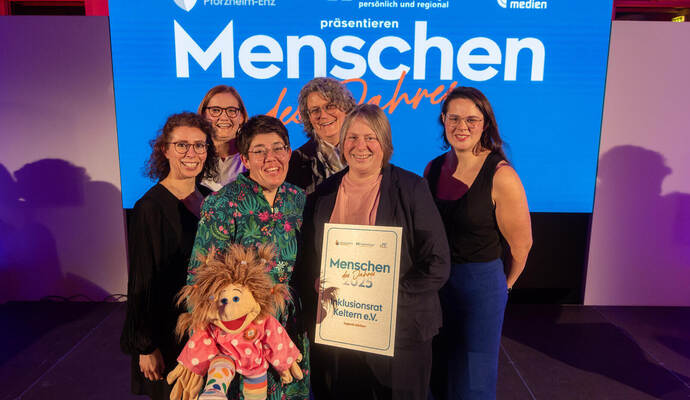 Der Inklusionsrat Keltern mit Sabrina Bogner-Rudolf und Christine Bischoff (vorne von links) freut sich über den Preis zum Thema „Jugend stärken“.