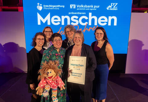 Der Inklusionsrat Keltern mit Sabrina Bogner-Rudolf und Christine Bischoff (vorne von links) freut sich über den Preis zum Thema „Jugend stärken“.