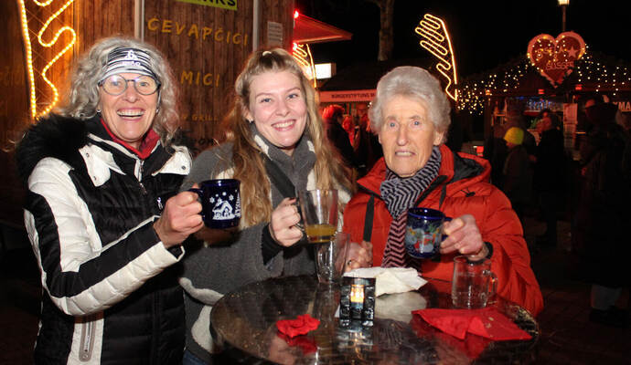 Petra Lichtner (von links) aus Enzberg, Lara Nonnenmann und Waltraud Lichtner aus Ölbronn genießen am Mittwochabend die Eröffnung des Weihnachtsmarkts.
