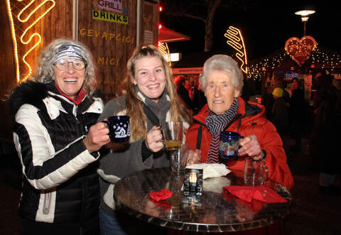 Petra Lichtner (von links) aus Enzberg, Lara Nonnenmann und Waltraud Lichtner aus Ölbronn genießen am Mittwochabend die Eröffnung des Weihnachtsmarkts.