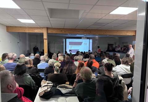 Der Saal in der neuen Quarantäne-Station des Tierheims platzte aus allen Nähten. Rund 130 Mitglieder sind zur Hauptversammlung gekommen.