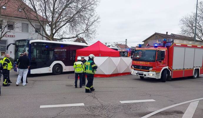 Fußgänger stirbt bei Unfall mit Linienbus
