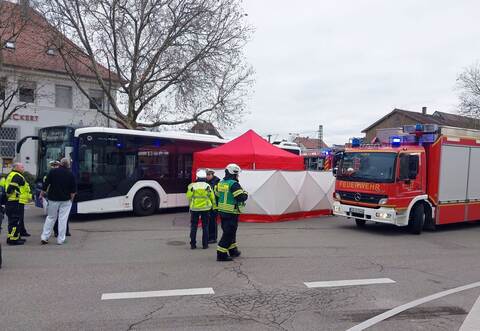 Fußgänger stirbt bei Unfall mit Linienbus