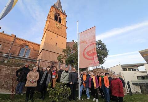 Mit dem Hissen der Anti-Gewalt-Fahne wird ein deutliches Zeichen gegen Gewalt an Frauen gesetzt.