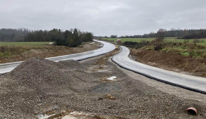 Viel fehlt nicht mehr an der neuen K 4569 (links) und dem Radweg (rechts).