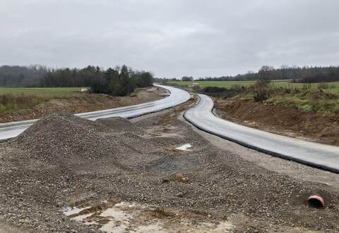 Viel fehlt nicht mehr an der neuen K 4569 (links) und dem Radweg (rechts).