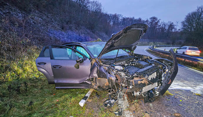 Völlig zerstört: Der Cupra nach dem Unfall.