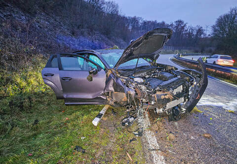 Völlig zerstört: Der Cupra nach dem Unfall.
