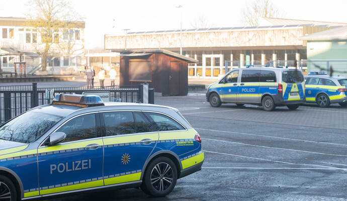 Die Polizei rückt zu einem Einsatz an der Gemeinschaftsschule in Illingen aus.