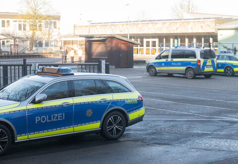 Die Polizei rückt zu einem Einsatz an der Gemeinschaftsschule in Illingen aus.
