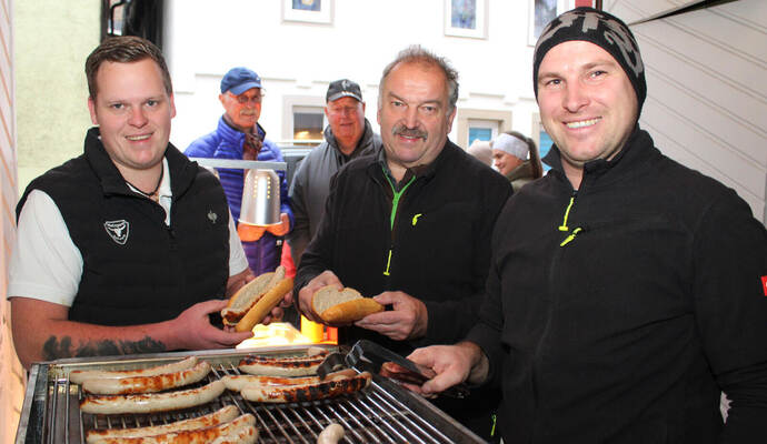 Wieder da: Die klassische Senderstädter Bratwurst vom Grill offerieren am Freitag der Dürrmenzer Metzgermeister TimoScheytt, sein Vater Uwe Scheytt und sein Bruder Steffen Scheytt (von links).