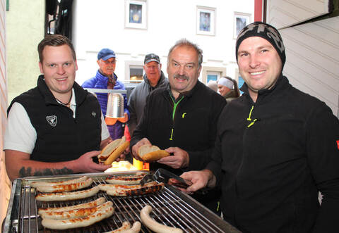 Wieder da: Die klassische Senderstädter Bratwurst vom Grill offerieren am Freitag der Dürrmenzer Metzgermeister TimoScheytt, sein Vater Uwe Scheytt und sein Bruder Steffen Scheytt (von links).