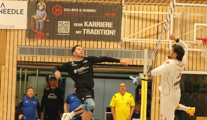 Sprunggewaltig und schlagstark: Waldrennachs Michael Ochner (links) beim Sieggegen Vaihingen/Enz.