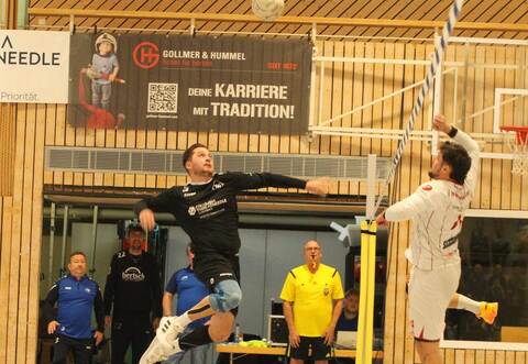 Sprunggewaltig und schlagstark: Waldrennachs Michael Ochner (links) beim Sieggegen Vaihingen/Enz.