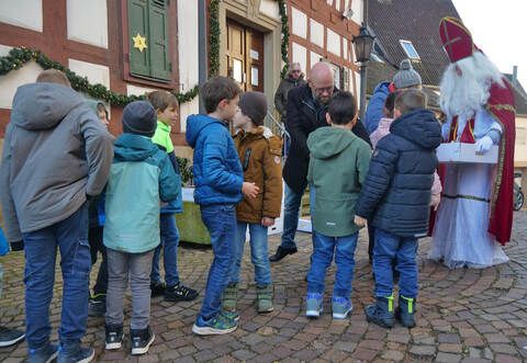 Der Nikolaus bedankt sich mit einer gebackenen Leckerei bei den Kindern,die in jedem Jahr den Knittlinger Adventskalender mitgestalten.