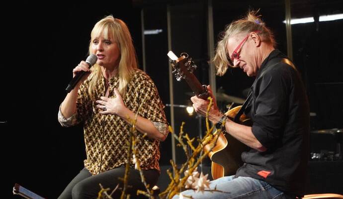 Auf der Bühne verstehen sich Sandie Wollasch und Matthias Hautsch blind. Mit großer Spielfreude haben sie das Publikum von Anfang an auf ihrer Seite.