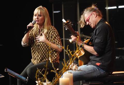 Auf der Bühne verstehen sich Sandie Wollasch und Matthias Hautsch blind. Mit großer Spielfreude haben sie das Publikum von Anfang an auf ihrer Seite.