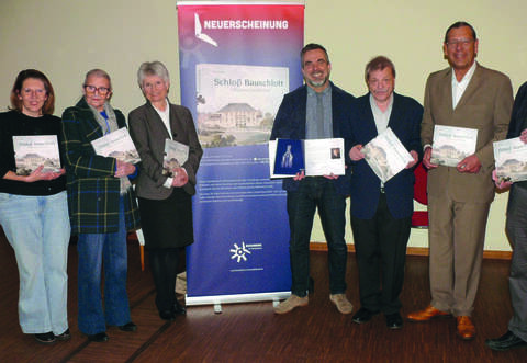 Große Freude über das druckfrische und bestens gelungene Werk „Schloss Bauschlott 500 Jahre Geschichte“ bei Nadja Laux(von links), ihrer Mutter Gudrun Littmann-Niebel (Witwe des Autors), Herausgeberin und Schloss-Hausherrin Angelika von Eckartsberg, Verleger Harald Funke, Fotograf Ewald Freiburger, Bürgermeister Michael Schmidt sowie Lektorat, Pianist undGemeindepfarrer Dr. Holger Müller.