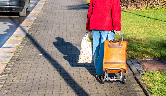 Eine 81-jährige Frau sei laut Polizei am Montagabend gegen 17.55 Uhr beim Überqueren der Pforzheimer Straße in Mühlacker von einem Auto erfasst und schwer verletzt worden.