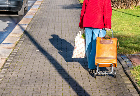 Eine 81-jährige Frau sei laut Polizei am Montagabend gegen 17.55 Uhr beim Überqueren der Pforzheimer Straße in Mühlacker von einem Auto erfasst und schwer verletzt worden.