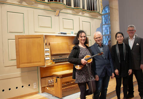 Freuen sich über den Abschluss der Orgelpfeifenpatenschaften (von links): Naemi Wagner (Violine), Jörg Hurrle (), Bezirkskantorin Sun Kim (Orgel) und Dekan Joachim Botzenhardt.