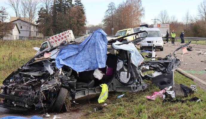 Tote und mehrere Verletzte nach Frontalzusammenstoß