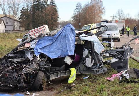 Tote und mehrere Verletzte nach Frontalzusammenstoß
