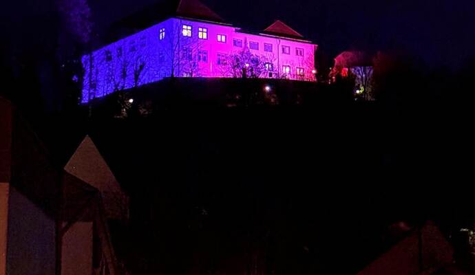 Wie sanft die verschiedenen Farben der Neuenbürger Schlossbeleuchtung ineinanderübergehen wurde bereits vorher getestet.