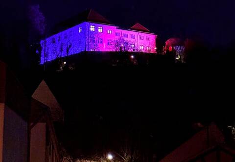 Wie sanft die verschiedenen Farben der Neuenbürger Schlossbeleuchtung ineinanderübergehen wurde bereits vorher getestet.